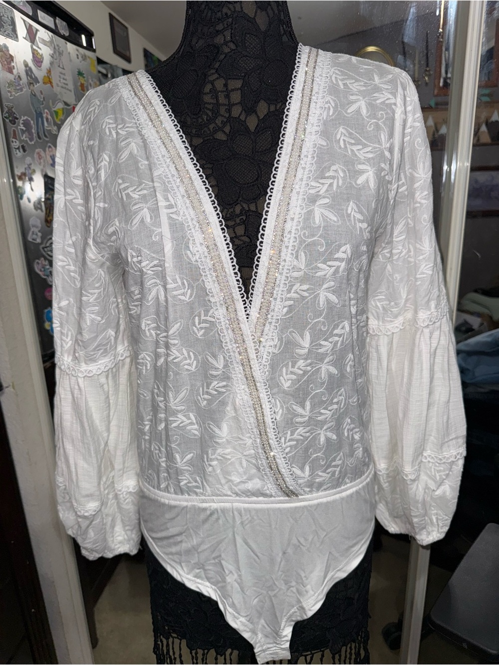 POL Size Medium Women’s White Embroidered V-Neck Bodysuit Top